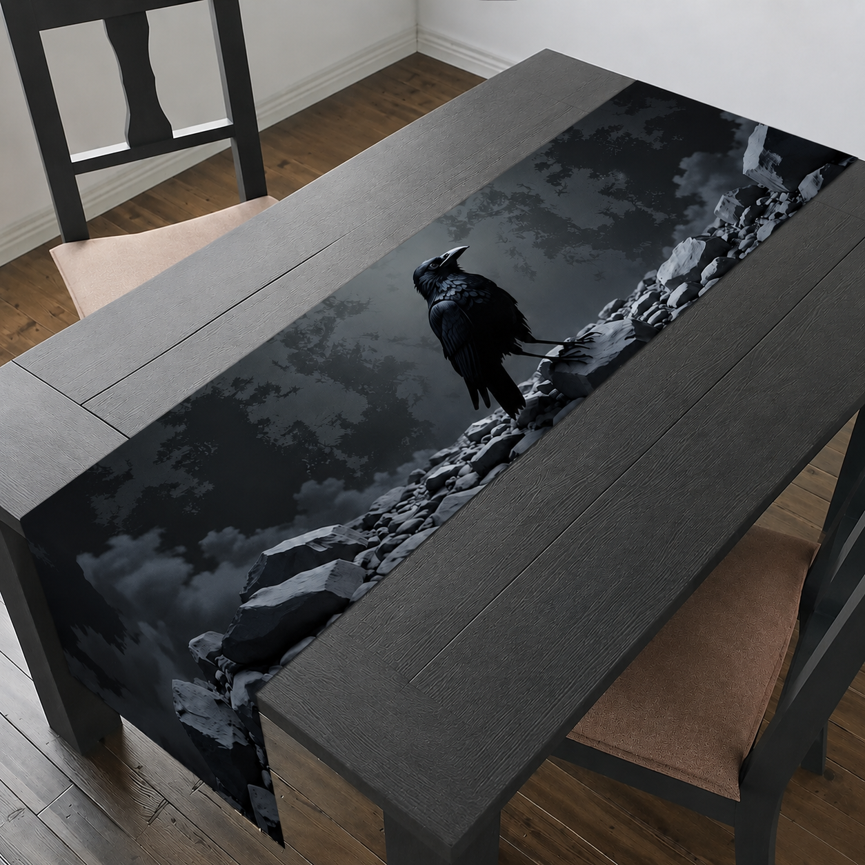Gothic Tischläufer 180x30 cm mit Rabenmotiv – Mystische Tischdekoration