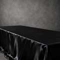 Schwarze Tischdecke 140 × 220 cm – Elegante Gothic- & Halloween-Dekoration