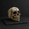 Dekorativer Totenkopf mit floralen Verzierungen